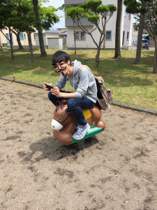 遊具で遊ぶサークル長